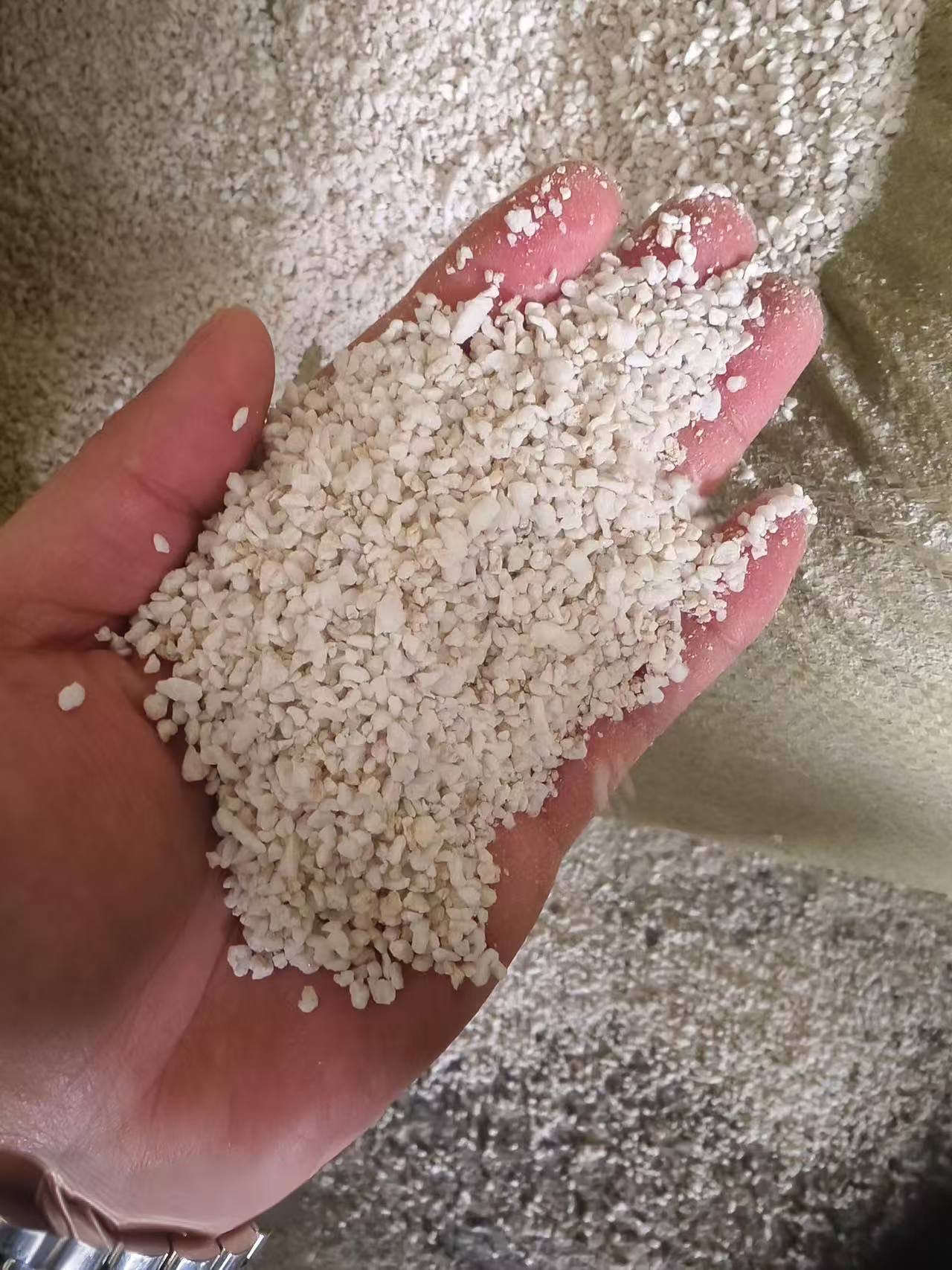 濮阳珠光砂供应商提供工业保温所需珠光砂供应服务插图1 濮阳珠光砂供应商提供工业保温所需珠光砂供应服务插图1