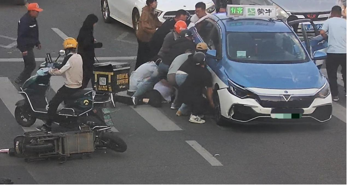 突发!晚高峰,呼市十余人抬起一辆出租车相关图片