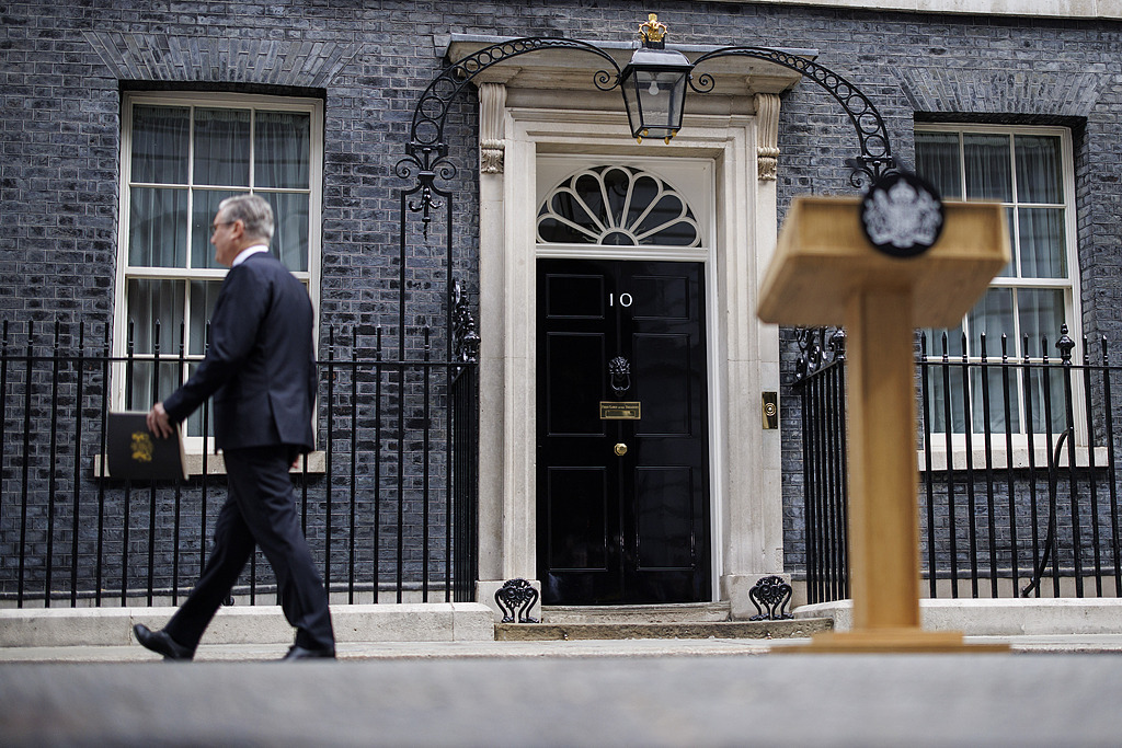 当地时间2026年6月22日，英国伦敦，英国首相基尔·斯塔默在唐宁街发表辞职声明后离开讲台。视觉中国 图