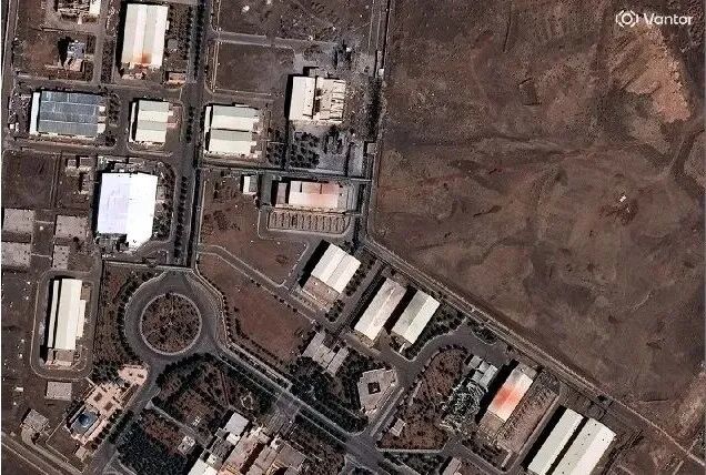 ▎纳坦兹核设施是伊朗的主要铀浓缩基地。2026年3月2日，该设施遭到美以两次空袭。图源：Vantor