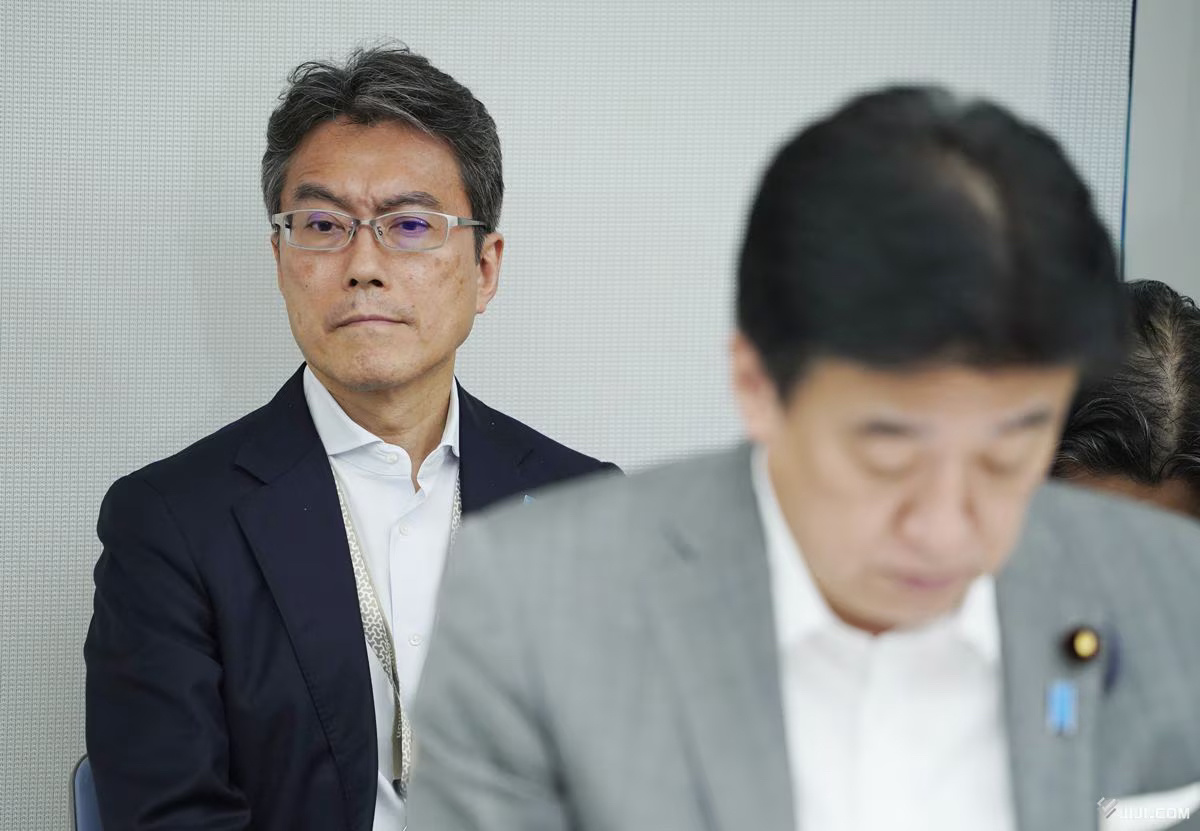 日本内阁官房长官首席秘书官茂木正（左后）与日本内阁官房长官木原稔（右前） 资料图片