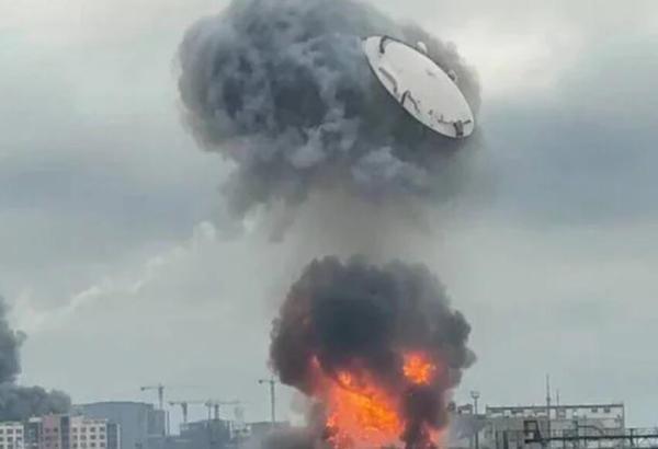 其实发生这样的爆炸表明这个油罐已经近乎空了，里面充满了可燃气体，因此很容易被引爆，不过这并不影响这一场面的视觉冲击力