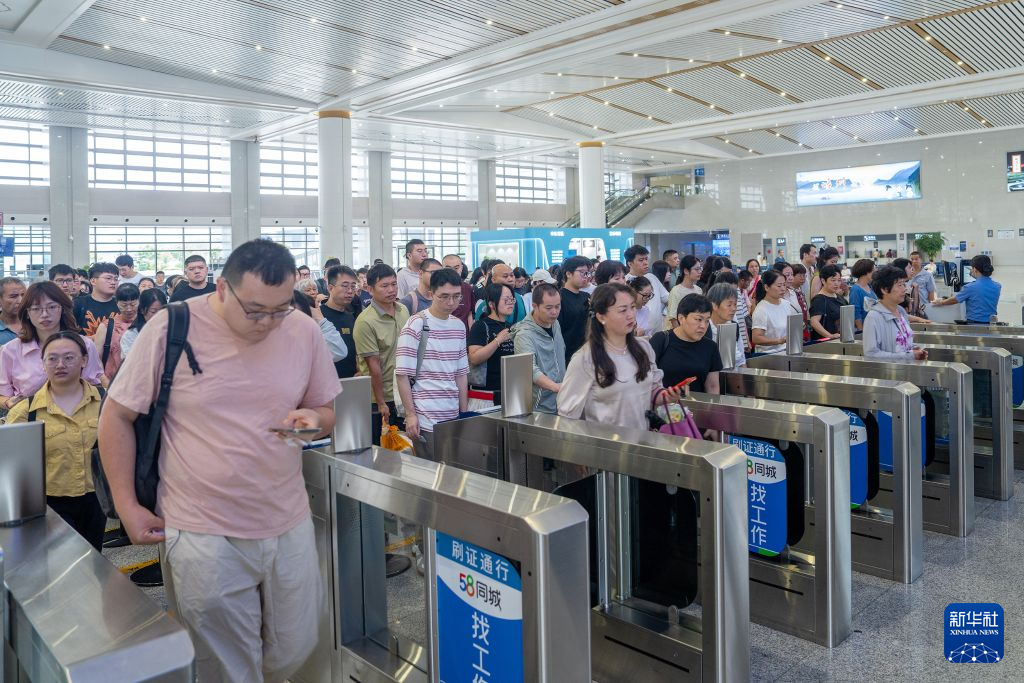 6月27日，旅客在杭台高铁嵊州新昌站候车大厅检票进站。新华社发