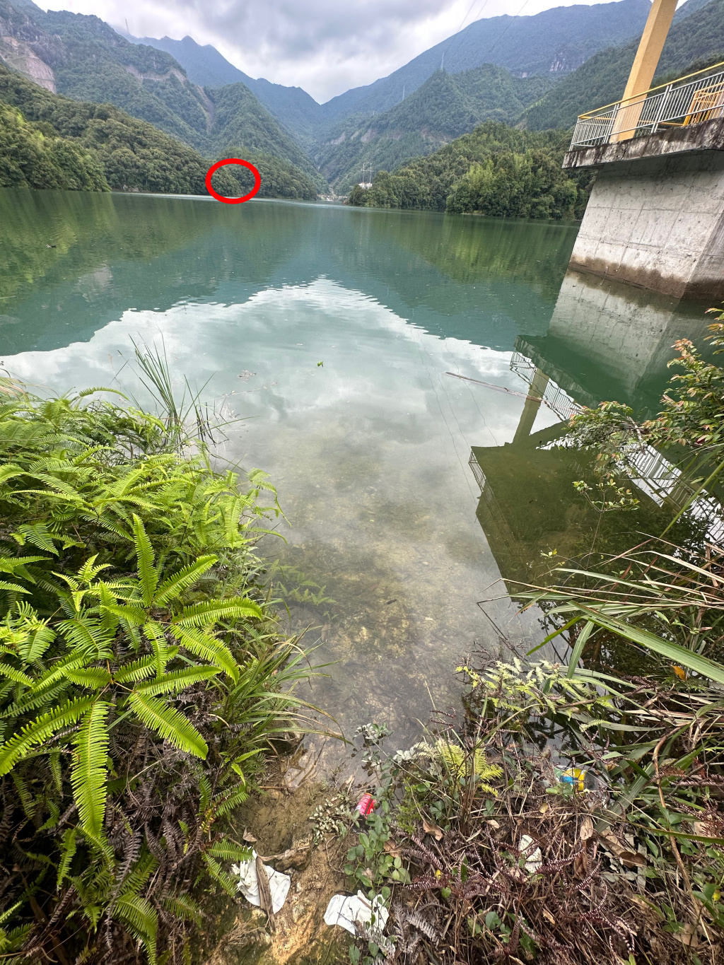 据当地领队介绍,该处是驴友泅渡水库的出发位置之一。红圈处为刺刀峡谷路口。