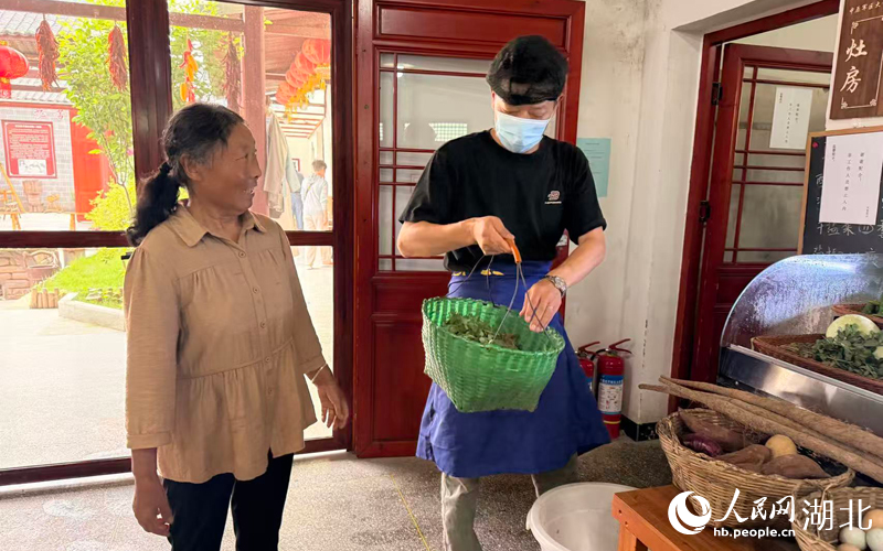 施凤英送来新鲜蔬菜。人民网记者 张隽摄