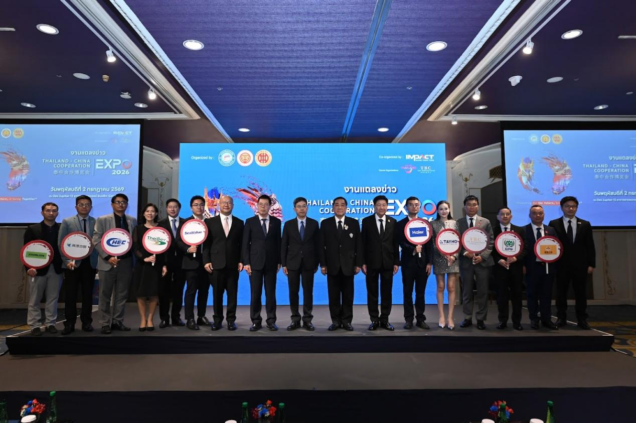 泰国贸易院主席陈培强，泰国中华总商会主席林楚钦，泰国中国企业总商会主席刘全雷，IMPACT会展管理有限公司首席执行官黄瑞鹏与展商代表合影 活动主办方供图
